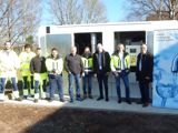 WVO‑Team mit Katastrophenschutzleiter Alexander Koch, Geschäftsführer Thomas Wagner und Landrat Sören Meng vor neuem stationären Notstromaggregat